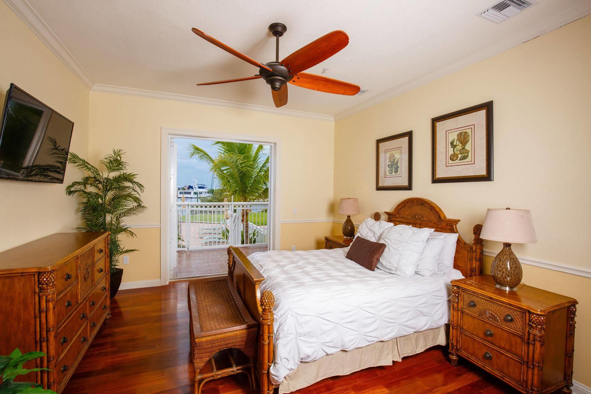Key West Harbour Oceanfront Suites Exterior photo